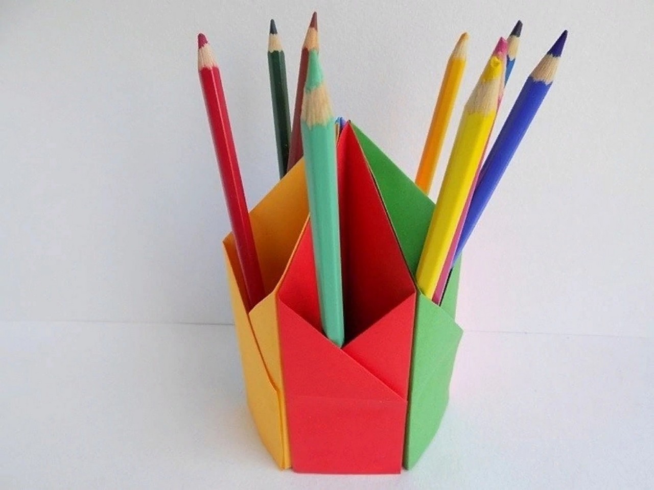 Оригали. Подставка для карандашей. Подставка для карандашей из бумаги. Подставка для карандашей и ручек из бумаги. Стаканчик для карандашей из бумаги.